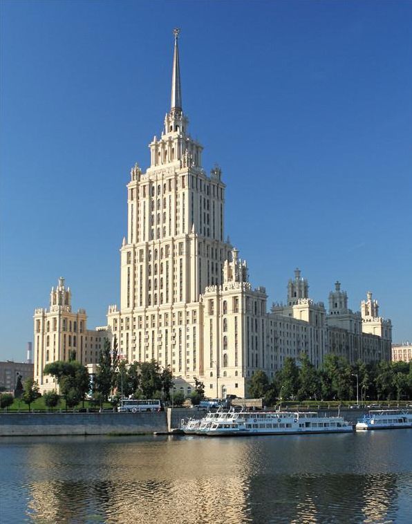 曾经就诞生了一大批讲究对称布局的"斯大林式建筑": (俄罗斯外交部