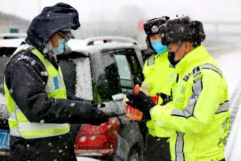 崂山交警大队风雪中坚守 筑牢抗击疫情防线