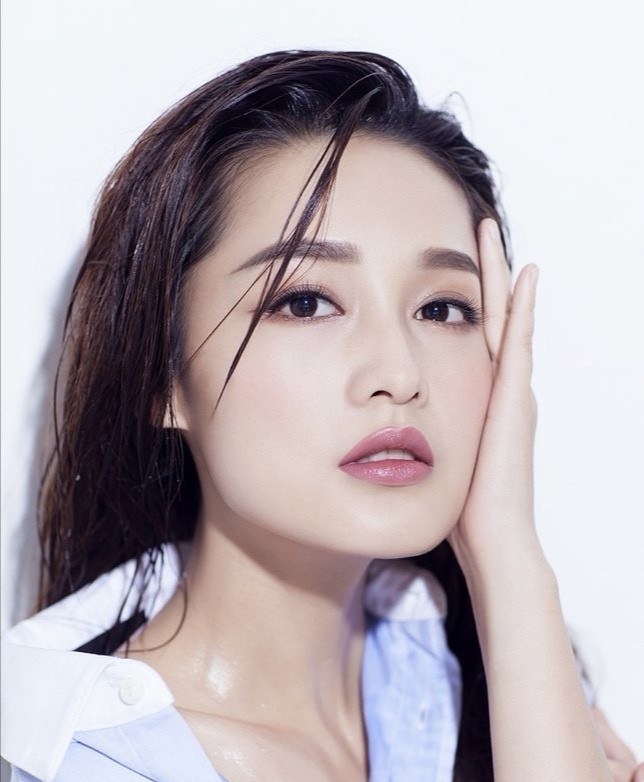 谁说李沁只能走可爱路线?头发一湿!衣服一拉!摄影师直接看呆了