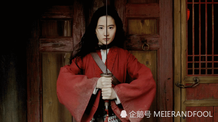 刘亦菲饰演的《花木兰》照片曝光,红衣长发舞剑背手转身姿势酷比.