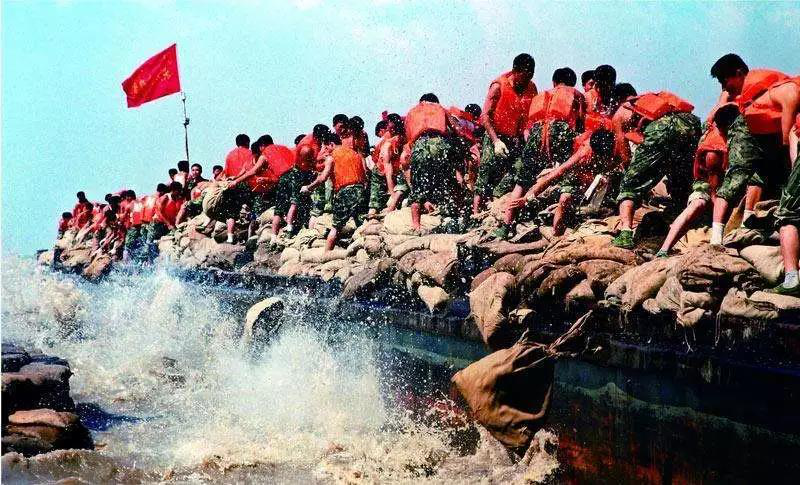1998年人民子弟兵奋战在抗洪抢险一线