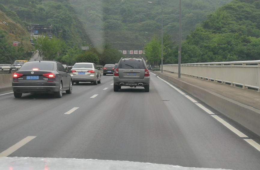 开车上高速,遇到积水是躲还是开过去?知道的人几乎都是