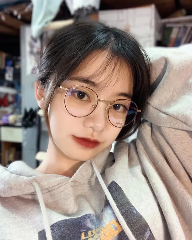 脸上有这几个特征的女生,不适合戴眼镜,变丑一倍都是轻的!