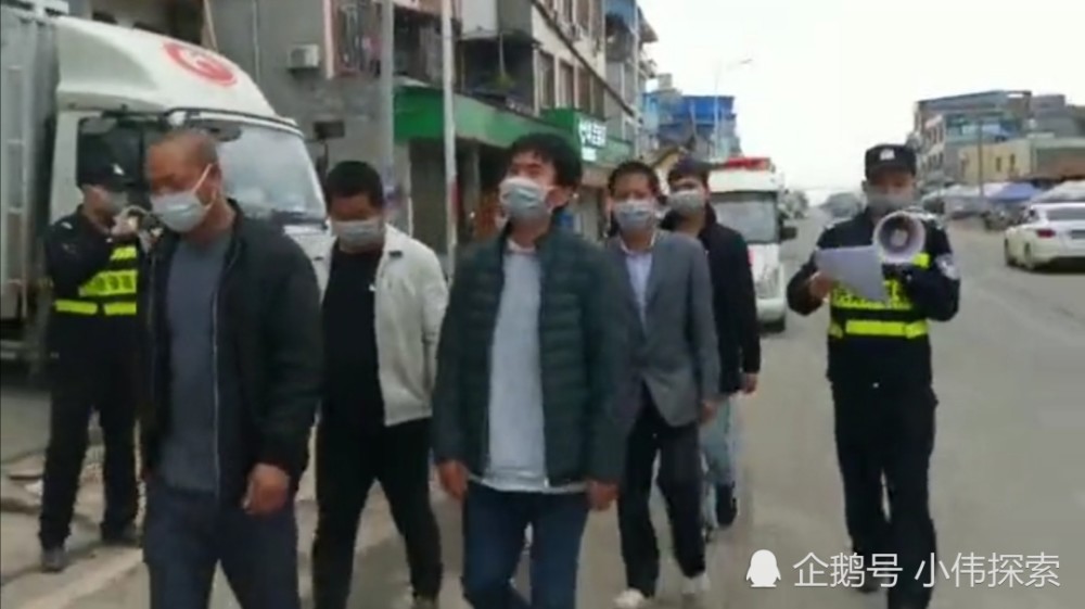 9人聚众赌博被"游街"示众,7男2女喊口号:我们保证下不