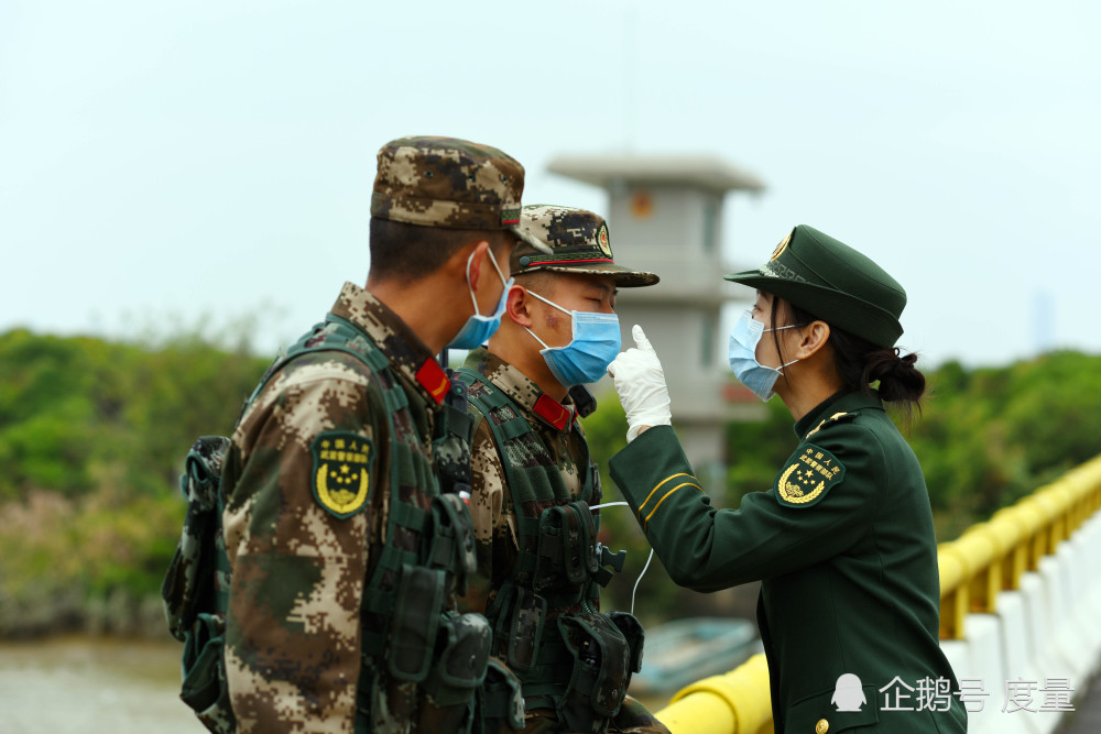 武警女中尉:"口罩隔离病毒,不隔离笑脸"