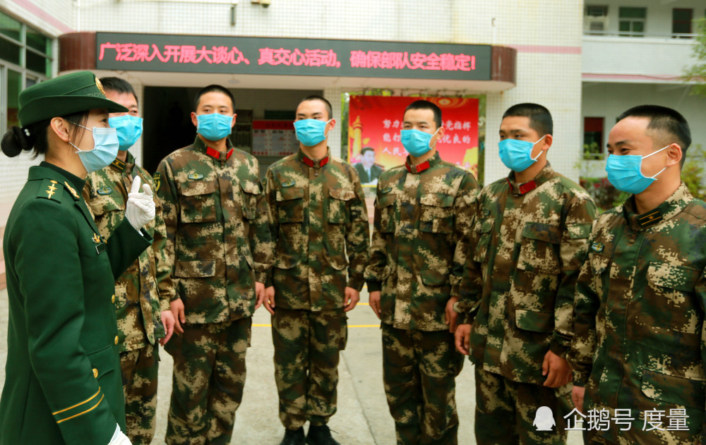 武警女中尉:"口罩隔离病毒,不隔离笑脸"