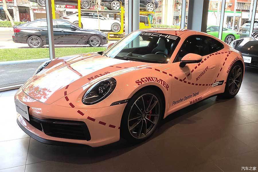 实拍粉猪装扮的全新保时捷911 carrera 4s,阁下喜欢吗