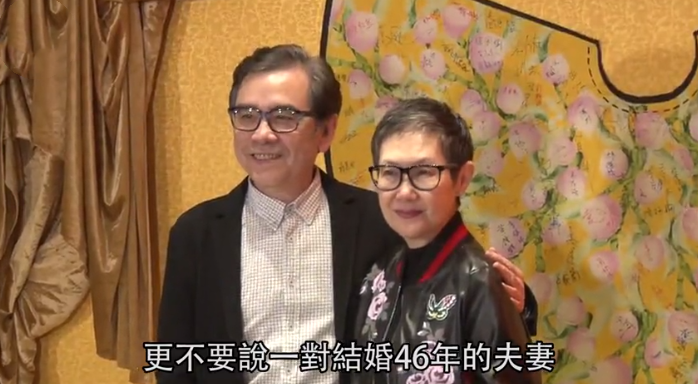 姜大卫与妻子街头甜蜜放闪,结婚46年仍非常恩爱,没了对方不行