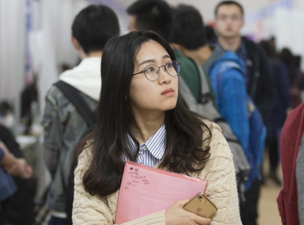 听父母话,毕业后都考上公务员的大学生最后都怎样了?现实扎心