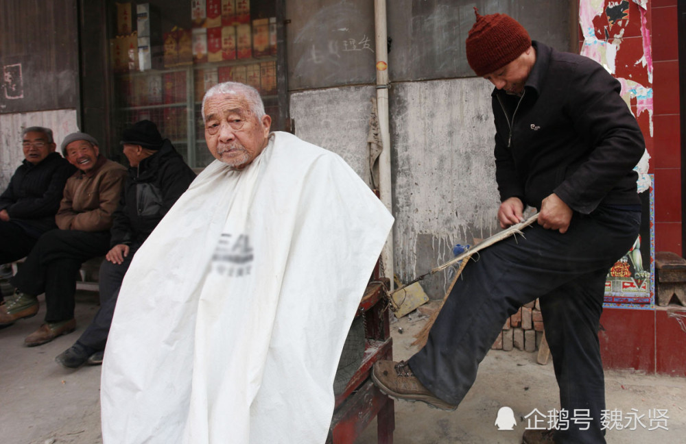 五旬男子坚守老行当,一把剃刀传承父亲的老式剃头手艺