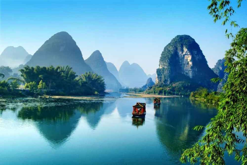 荔江湾有"水中水,山中山,桂林山水第一湾"的美誉,有"洞中九寨"之称.