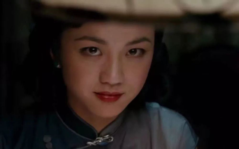 色戒中的王佳芝开启黑化,汤唯把蛇蝎美人的顾盼生姿拿捏的恰��好处.