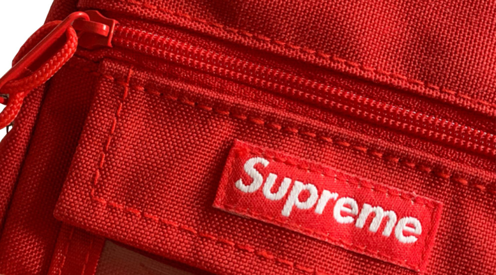 经典的supreme大红色,经典的 supreme box logo,光是这两点就已经让不