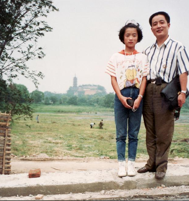 父女"同地点"合照40年,嫁人生子后却变样,独生子女家庭的悲哀