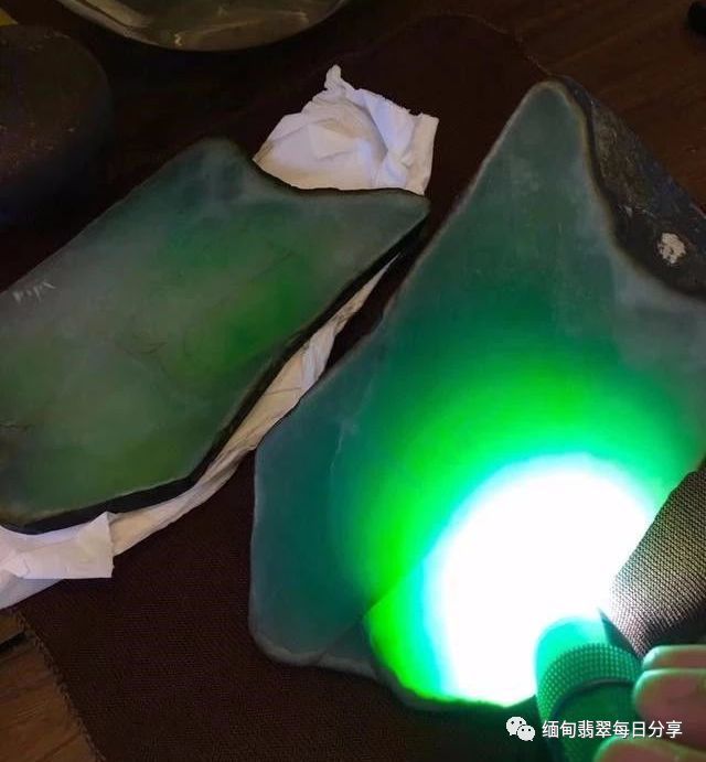 12万买的翡翠原石,第一刀表现极差,再切一刀没想到切出一片绿