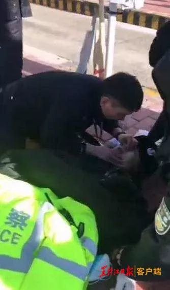 兄弟挺住!民警人工呼吸急救志愿者