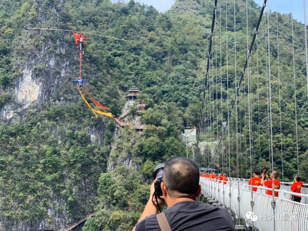 广西南丹丹炉山景区对全国医务工作者及其家属实行全年免费