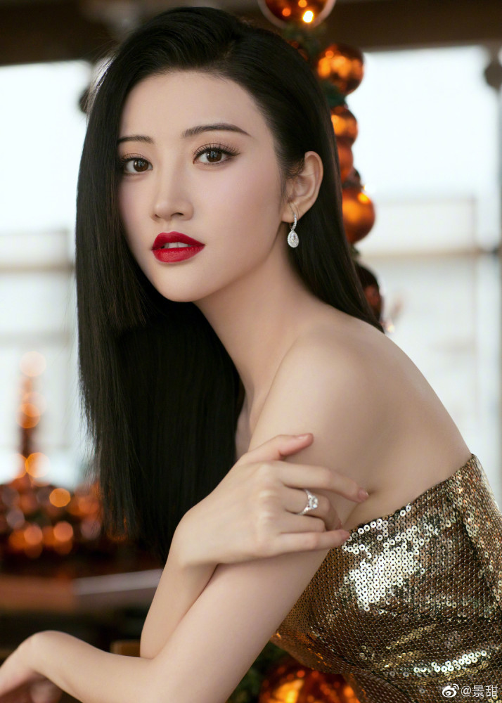 长相甜美身段还好,最重要的是气质也不差