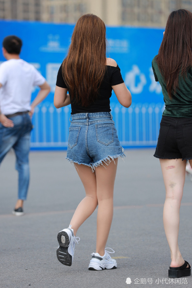 街拍:牛仔短裤美女,侧颜背影都能让路人不停回头看!