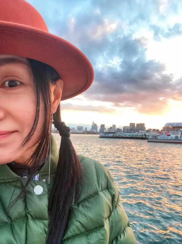 52岁斯琴格日乐晒弹唱视频,笑容甜美心情佳,状态好到爆