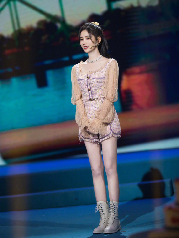 鞠婧祎身高只有159cm,小香风套装配马丁靴,居然秒变腿