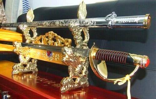 三军仪仗队的"指挥刀",为何不用中国传统宝剑?而是西洋剑