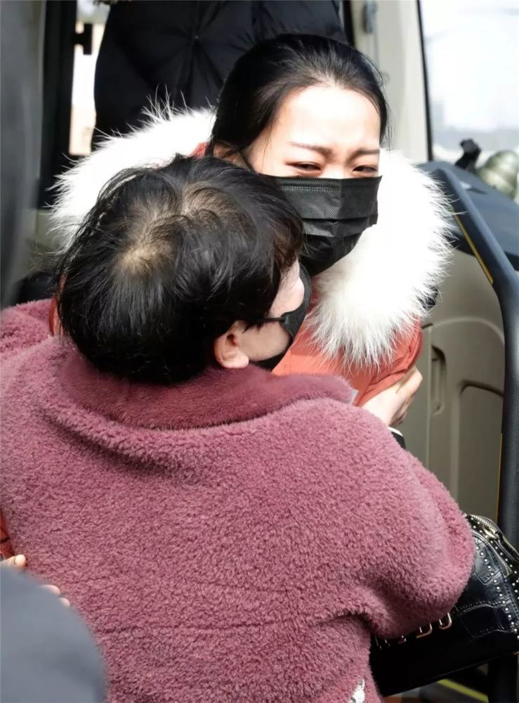 老婆,你剃光头发的样子,真美!