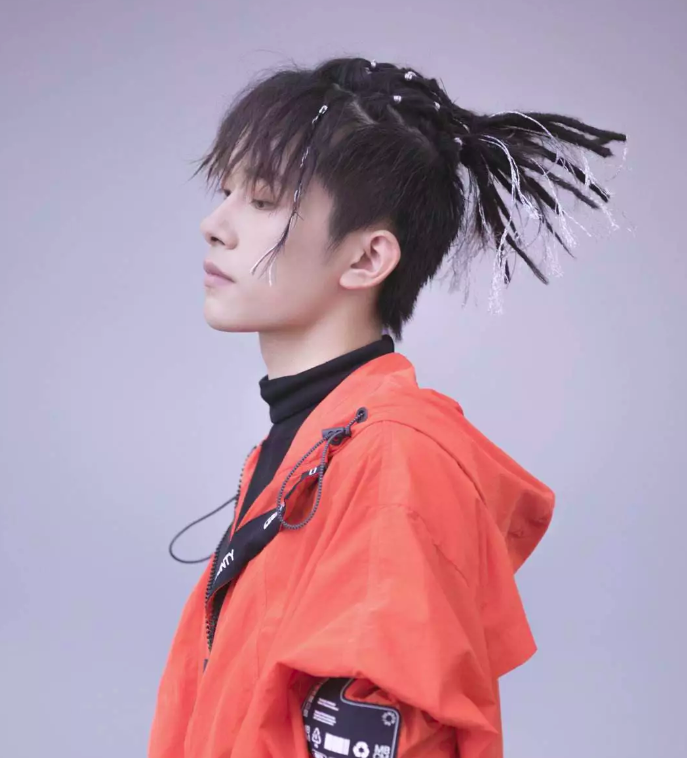 男星"脏辫"造型:吴亦凡时尚,易烊千玺超酷,却对王一博