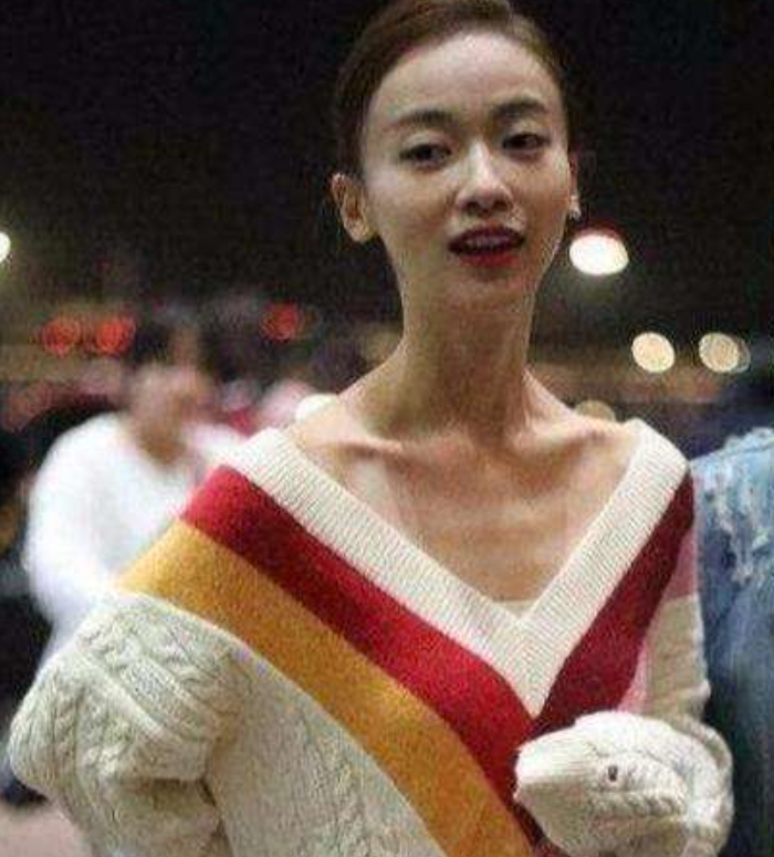 路人镜头下的女星有多瘦?baby排骨胸不算啥,她瘦成一块平板