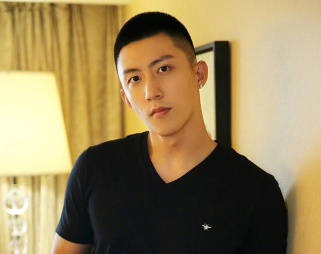 同是男星寸头:黄景瑜高冷,李易峰硬朗,看到肖战:被迷倒了!
