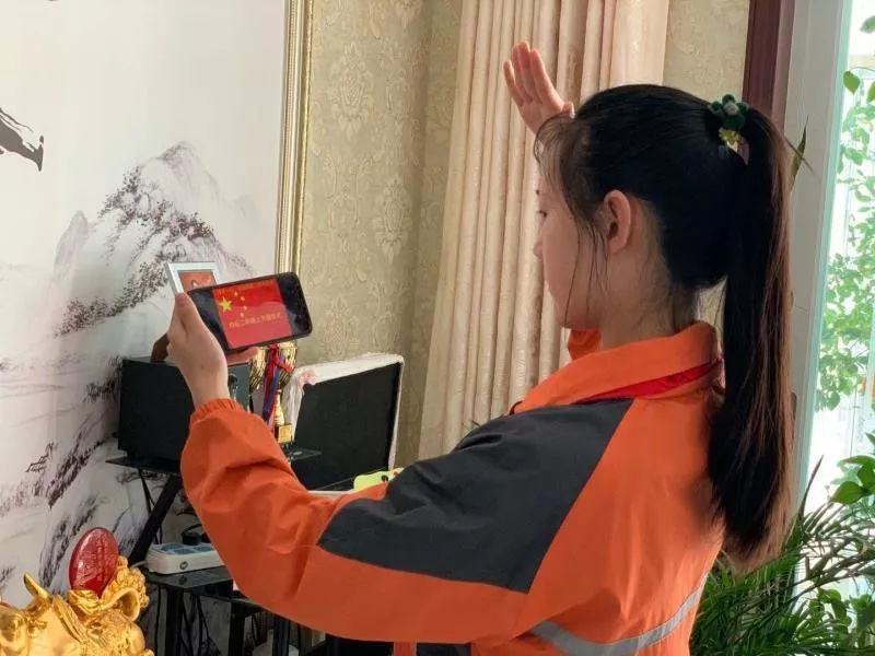 内丘二中隆重举行网上升旗仪式