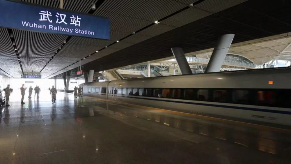 这次抽组的医疗队中,还有部分人员分别乘坐10趟动车高铁抵达武汉站和