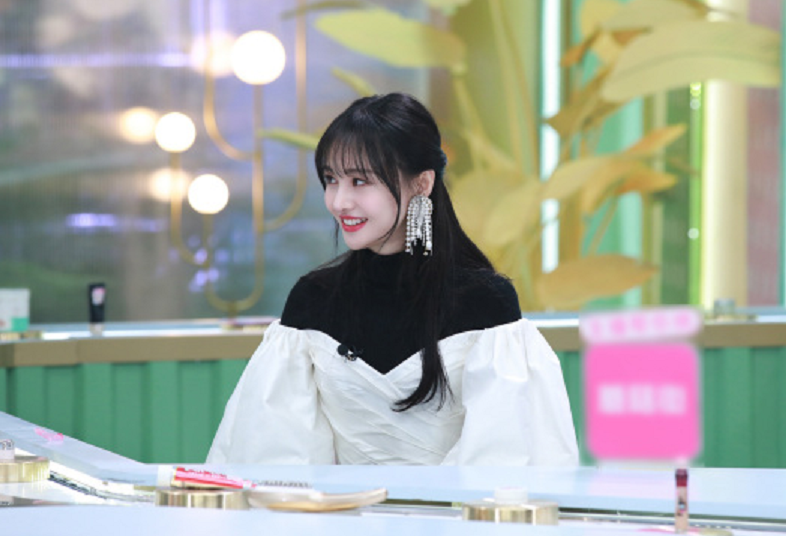 郑爽再现惊艳造型,戴夸张珍珠耳饰尽显甜美气质,红唇下有谁注意到她的