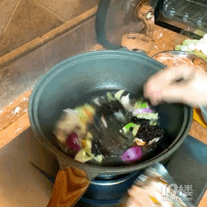 所有食材焯好水之后拿冷水冲一冲 第二步,并且也是最后一步哈哈哈哈