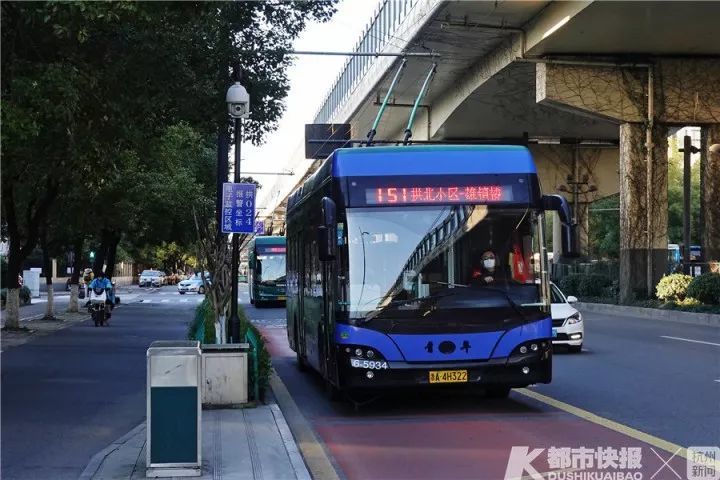 151路电车驶入拱宸桥东公交站,市民小黄说,前几天他发现,杭州的151路