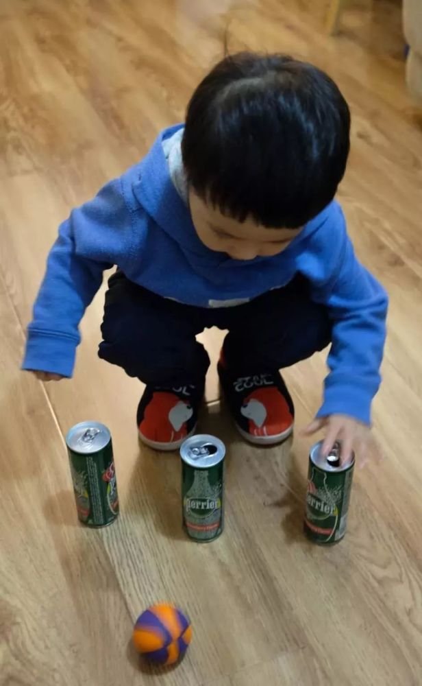 家长可以在易拉罐里装上1/4的豆子,然后用胶带封口,就变成简易沙锤.