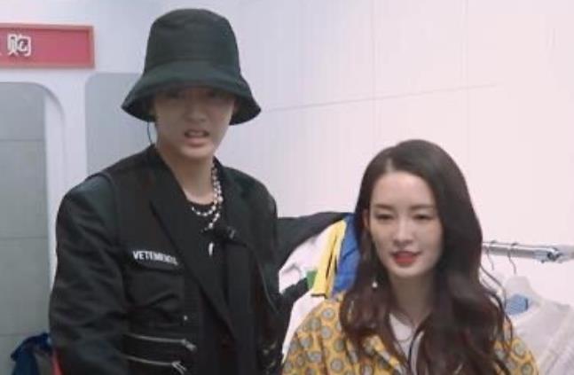 吴亦凡帮李沁整理衣服,谁注意他手放的位置?果然够