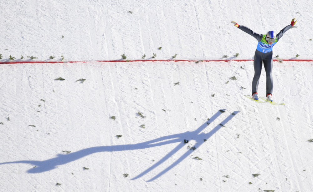 2010年2月22日,一名试滑员在测试温哥华冬奥会跳台滑雪团体比赛场地.