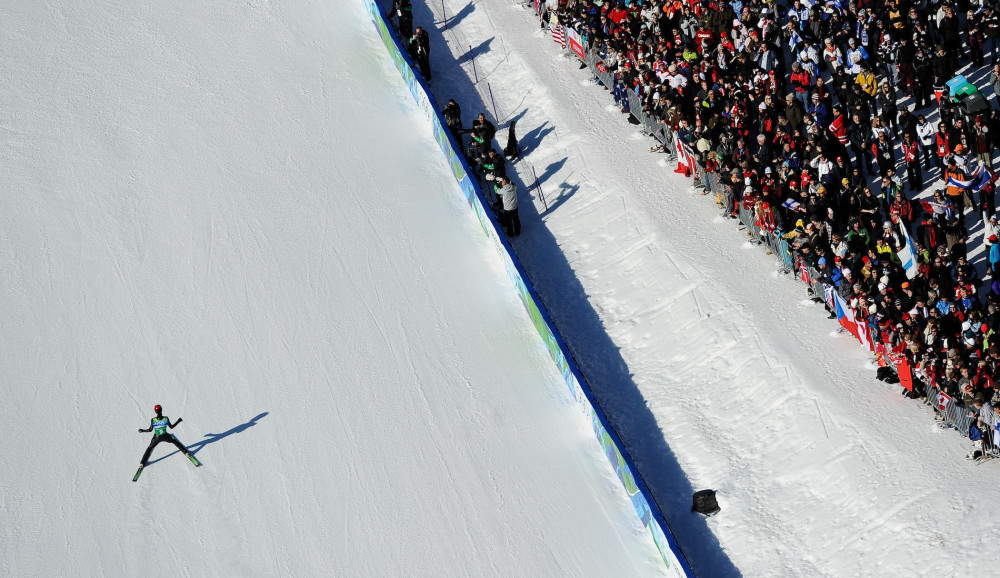 2010年2月22日,一名参赛选手在温哥华冬奥会跳台滑雪团体比赛中.