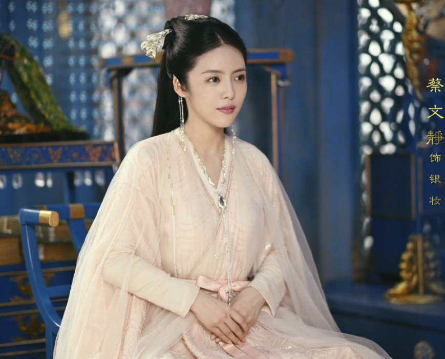 剧版《玲珑》将播,原以为赵今麦是最美女主,看到女配