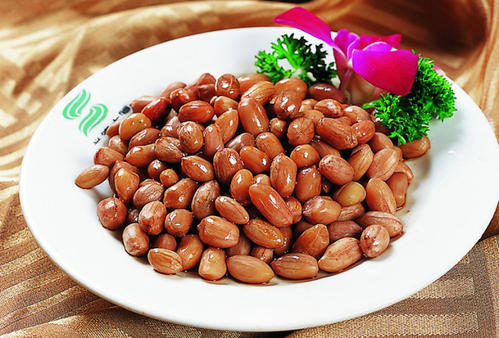 油炸花生米美味爽口,做法简单