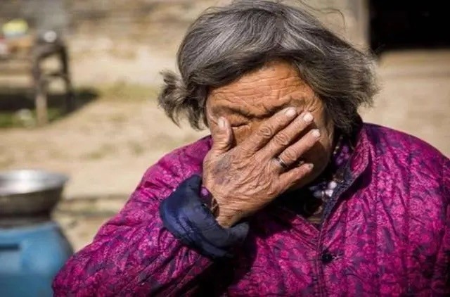 首先,年轻子女不断地向父母索取,伤了父母的心,也伤了父母的身.
