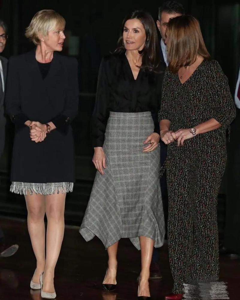 丹麦王后这套搭配看起来很贵,其实是拿zara家的西装搭配香奈儿家的半