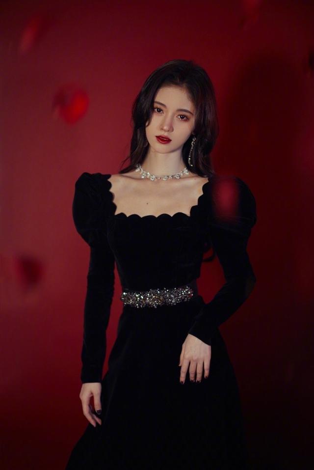 76斤鞠婧祎穿黑色丝绒裙,细腰电眼实力展示暗夜玫瑰女王