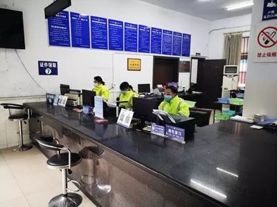 车管所业务受理大厅的工作人员一律佩戴口罩.
