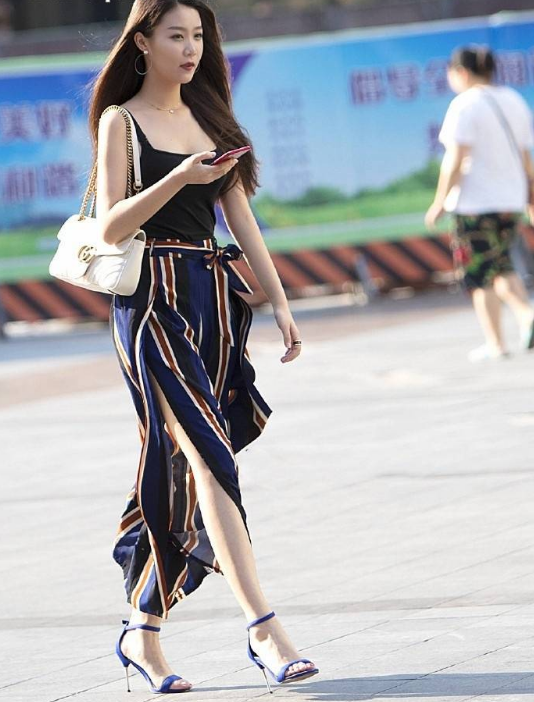 街拍美图:气质独特的小姐姐,时尚的穿搭,曲线让人羡慕