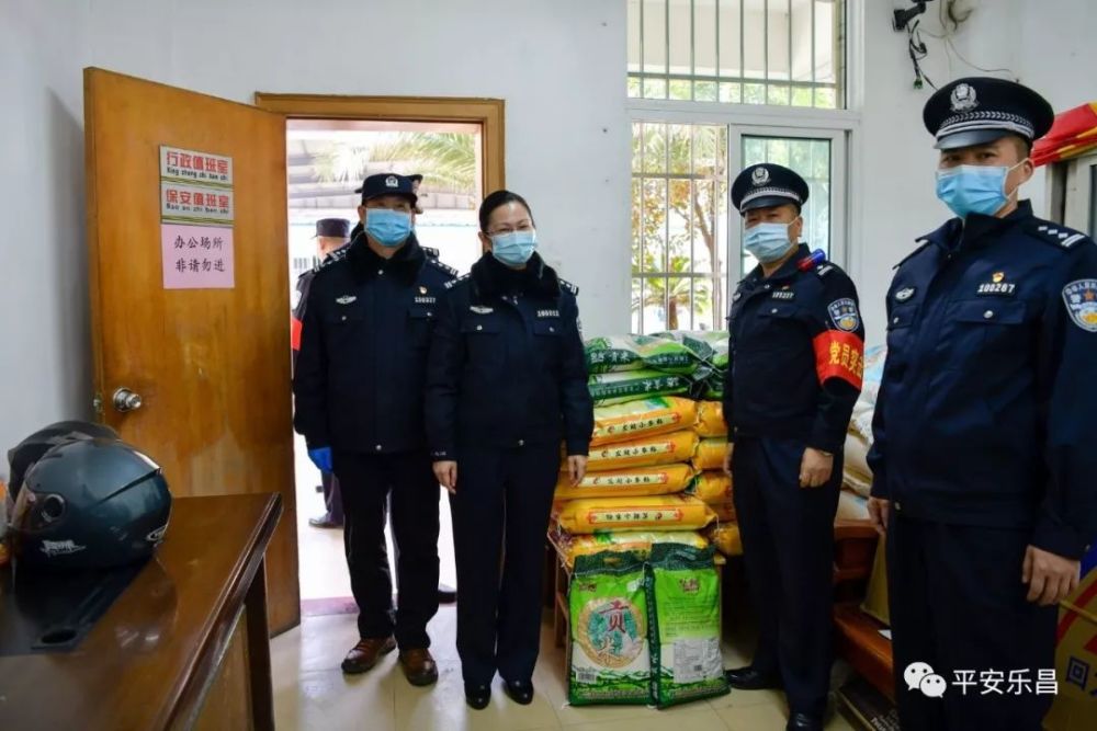 韶关市公安局副局长张韶梅战时送奖到粤北