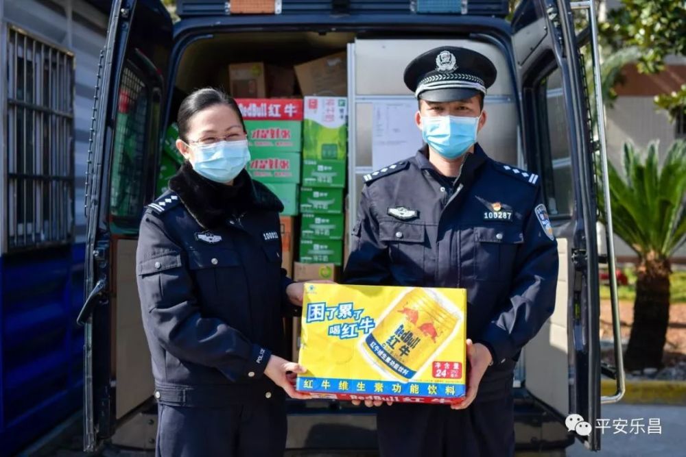 韶关市公安局副局长张韶梅战时送奖到粤北