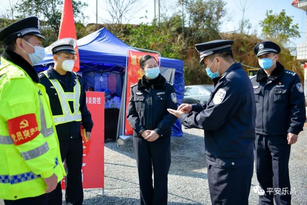 韶关市公安局副局长张韶梅战时送奖到粤北
