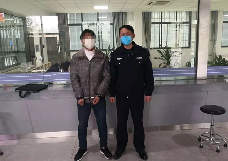 过程中,民警发现了因涉嫌诈骗罪的网上逃犯李某某(男,18岁,河南省舞钢